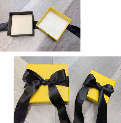 Oluklu Dikdörtgen 80gsm Ofset Kağıt Hediye Paketleme Kutuları CMYK Renk