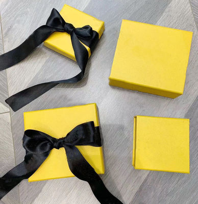 Oluklu Dikdörtgen 80gsm Ofset Kağıt Hediye Paketleme Kutuları CMYK Renk